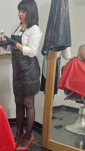 Barberette Lizeth on Instagram: "The verdict is unanimous: "This is one of the best videos so far" ⭐⭐⭐⭐⭐ Enjoy it by going to the link in my bio 💅🏻 #barberette #rapado #headshave #haircut #ladybarber"