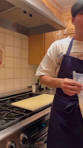 Credit:stevenmotocooks CAKE DECORATING HACK PIPING BAGS Here is a quick but extremely useful tip on how to tie piping bags! Just like how you mise en place ingredients, setting your piping bags up properly will lead you to a nice and easy cooking experience. This is one of the first things I learned when I started working at my restaurant and I realized that not many other people do this, even though it makes piping so much easier and cleaner. I hope you all learn something from this video, litt