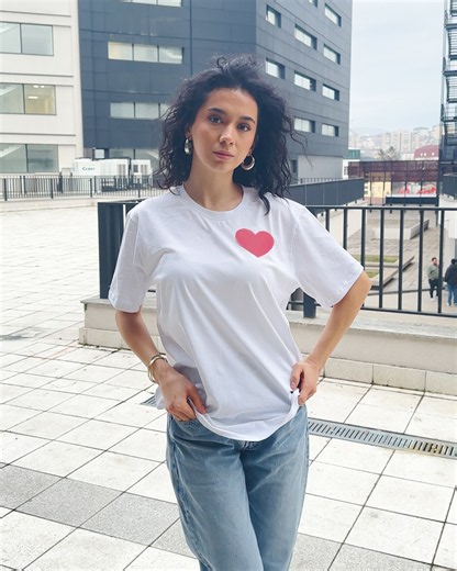 Adorável transformação de camiseta com estampa de coração DIY ❤️👕