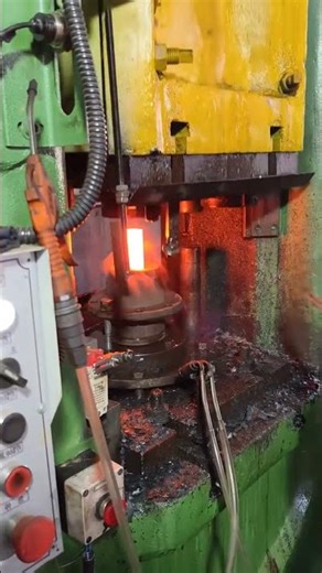 The whole process of metal parts hot stamping, violent aesthetics under high temperature