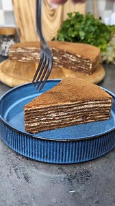 Tort Spartak cu cremă de mascarpone 🍰 Ingrediente: 650-700 g făină 200 g zahăr 150 g miere 100 g unt 3 ouă 2 rase linguri bicarbonat de sodiu 80-100 ml lapte pentru a hidrata foile de tort vișine în suc propriu Pentru cremă: 600 g mascarpone 600 g smântână dulce de 33% 120 g zahăr pudră Mod de preparare: 1. Într-un bol mare toarnă mierea, untul si bicarbonatul de sodiu. Pune bolul la baie de aburi, si amestecă încontinuu până se omogenizează și se capătă o consistență spumoasă. Adaugă apoi zahă