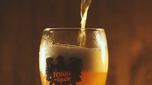 9.5K views | Clásica y moderna . Así es la nueva lata que se suma a nuestra familia; toda la frescura del trigo y la complejidad de las levaduras, ahora #HEFEWEIZEN en el mejor envase para tu cerveza. #BuscaTuLata #Bieriemos #CervezaLegendaria #Brewery #CervezaPeñon #Hefe #Craft #EstiloCraft | Peñón del Águila Cerveza | Facebook