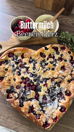 Juliane Wagner Pampered Chef ® | Edelschmaus | Einfache Rezepte on Instagram: "𝐁𝐮𝐭𝐭𝐞𝐫𝐦𝐢𝐥𝐜𝐡 𝐁𝐞𝐞𝐫𝐞𝐧 𝐇𝐞𝐫𝐳 𝑯𝒆𝒓𝒛𝒔𝒕𝒖̈𝒄𝒌 𝒑𝒍𝒖𝒔 Den liebt jeder und fix gemacht. Magst du auch softe und vorallem einfache Kuchen? Sag es mir in den Kommentaren 👇🏻 💾Speichere dir gerne das Rezept ab. ❤️ich freue mich über ein Herzchen. 💭 Und / oder einen Kommentar Rezept @julie.licious Zutaten: 🫐3 Eier 🫐100g Zucker 🫐300ml Buttermilch 🫐150g Sonnenblumenöl 🫐250g Dinkelmehl 🫐1/2 Pk Bac