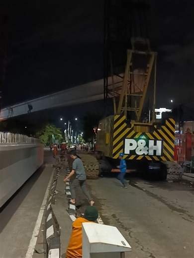 Pemasangan Jembatan Penyeberangan Suramadu Malam Ini