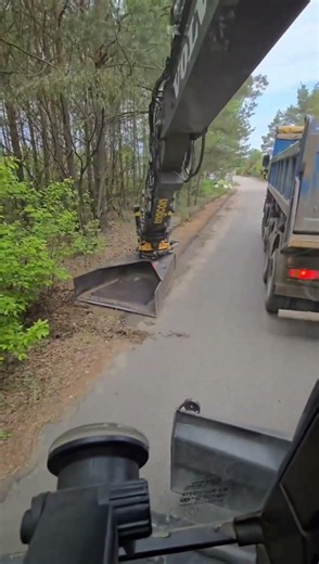 Precision Roadside Cleaning with a Engcon Tiltrotator! #roadsweeping #satisfying #shorts