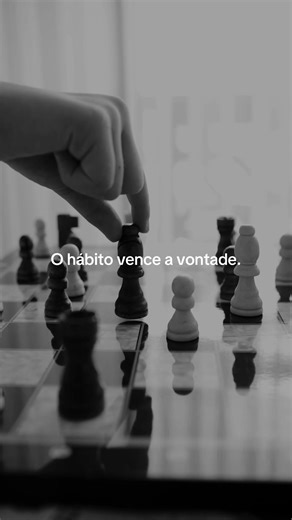 1️⃣ Começa antes de estar pronto – se esperas pela motivação, nunca começas. 2️⃣ Usa a regra dos 2 minutos – faz a tarefa por apenas 2 minutos; quase sempre vais continuar. 3️⃣ Elimina escolhas – define horários fixos para não depender da vontade. 4️⃣ Cria recompensas – associa disciplina a pequenas vitórias (um café depois do treino, por exemplo). 5️⃣ Mantém o foco no processo, não no resultado – é o caminho diário que constrói a mudança.