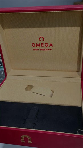 OMEGA在2017年發售的「1957三部曲」系列，其中「二部曲」的中古美品現貨在店展示中😎 ◆ 海馬300（Seamaster 300）：1957年推出的潛水腕錶。 ◆ 鐵霸（Railmaster）：為應對當時機械電子工業的發展需求，針對在電磁場環境下工作的人員而設計的抗磁腕錶。 ★ 2017年發售的「三部曲」系列是為了慶祝這些1957年推出的經典錶款問世60週年而推出的。 ★ 每款腕錶都是限量生產3,557枚。 ★ 三款腕錶的錶殼均以磨砂拋光的不鏽鋼製成，配有復古風格的黑色「tropical」錶盤和Super-LumiNova夜光塗層。 𝟐𝟑𝟒.𝟏𝟎.𝟑𝟗.𝟐𝟎.𝟎𝟏.𝟎𝟎𝟏 (海馬300) 錶徑39mm／厚14.1mm／防水300M／動力儲存55小時／藍寶石水晶鏡面 𝟐𝟐𝟎.𝟏𝟎.𝟑𝟖.𝟐𝟎.𝟎𝟏.𝟎𝟎𝟐 (鐵霸) 錶徑38mm／厚12.7mm／防水60M／動力儲存55小時／藍寶石水晶鏡面 #omega #omegawatch #omegawatches #omega1957 #omegaseamaster | MORKS