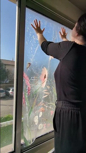 Elle se protège du vis-à-vis avec ce film vitrage adhésif déco imprimé