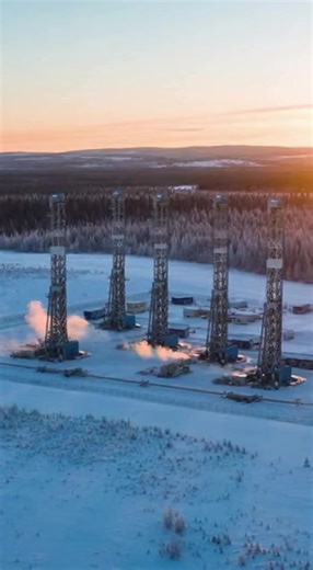 A US-based firm has launched what it calls the world’s first hydrogen pilot targeting a production cost of $1 per kilogram — a key milestone for competitive green fuel. The company drilled pilot borewells in Quebec, transitioning the technology from laboratory research into field operations. The approach seeks to tap naturally occurring hydrogen deposits, potentially reducing reliance on energy-intensive electrolysis. Achieving $1/kg hydrogen would make clean hydrogen competitive with fossil fue