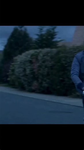 Wissam Adnan on Instagram‎: "Alone (2017) النوع: خيال علمي / فانتازيا بلد الإنتاج: الولايات المتحدة مدة الفيلم: 1 ساعة و38 دقيقة تقييم IMDb: 5.2/10 موعد العرض: 2017 📖 القصة بايجاز: تدور أحداث الفيلم في عالم غامض بعد كارثة غير واضحة المعالم. رجل يجد نفسه وحيدًا في مدينة مهجورة بلا أي أثر للحياة. يحاول فهم ما حدث ولماذا اختفى الجميع من حوله. مع مرور الوقت تبدأ مظاهر غريبة بالظهور. العزلة تتحول إلى عبء نفسي ثقيل. الحدود بين الواقع والخيال تصبح غير واضحة. الفيلم يعتمد على أجواء تأملية هادئة. ويطرح 