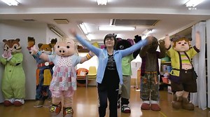 About a popular 'costume mascot' in Japan Today women who operate 'school of costume actor'