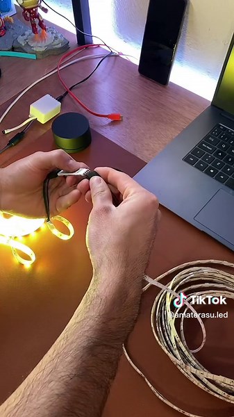 Usando un amplificador de tira de LED para resolver este problema 👌🧐 #luces_led #tiraled #iluminacionled #striplights #rgb #rgblights
