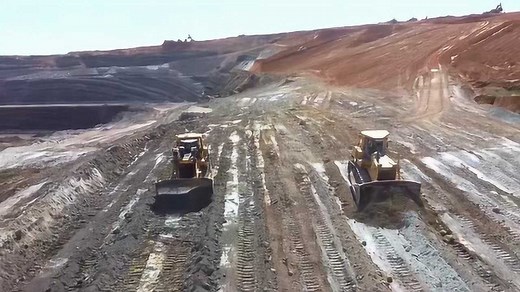 推土机推土工作视频，推土机工地施工演示