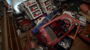24K views · 296 reactions | Red dirigió su propio negocio durante 59 años, guardó su colección en un taller de carrocería y cuando vendió el negocio llevó todos los juguetes de su colección a casa... ¡Fueron varios camiones!  Todo esto y más en tu pantalla de History #CazadoresDeTesoros | HISTORY | Facebook