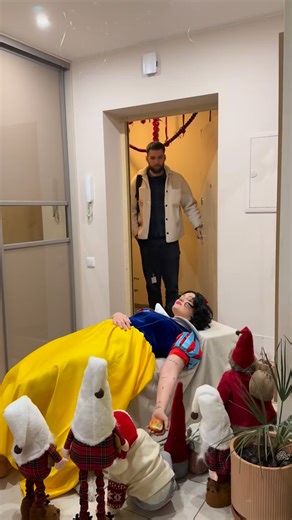 Austė | RECEPTAI, KELIONĖS ir GYVENIMAS | Su šventėm! ❄️🤍#vol4 #snowwhite #snieguolė #funnyvideo #comedy #crazycouple #married #pasitinkamŠarūną | Instagram