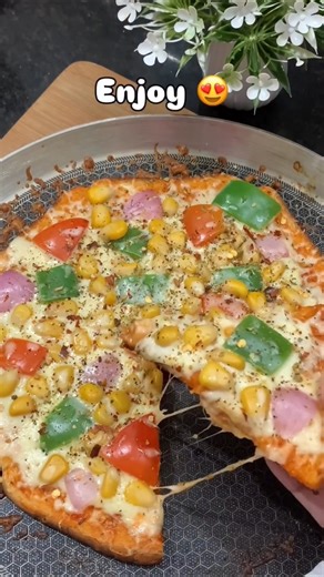 Bread pizza bnate hain at home #food #vlog #minivlog #chiligarlic #pizza