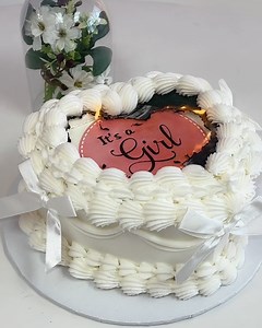 These reveal cakes are incredible! 🔥 | LADbible