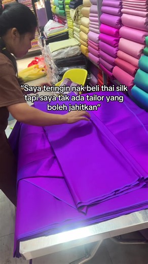 Munculkan lah diri anda wahai tailor designers yg pandai jahit thai silk. Kami amat memerlukan anda. Thai silk tak boleh hantar pada sebarang tailor tau, kena cari yg pandai, sayang nanti kalau tersalah hantar kain dah cantik tapi rosak pulak. #thaisilk #thaisongket #kainbangkok #rayatrend2027