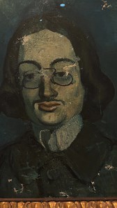🖼️ Aquest retrat del període blau (1901–1904) mostra la mirada directa i incisiva amb què Picasso va representar el seu amic Jaume Sabartés. La solidesa de la figura, les ulleres de pinçanàs i l’expressió lleugerament escèptica contrasten amb retrats anteriors més lleugers, i revelen l’interès de l’artista per captar-ne la personalitat. Pintat al taller parisenc del bulevard de Clichy amb la presència del model —un fet poc habitual—, l’obra amaga sota la superfície una composició anterior, desc