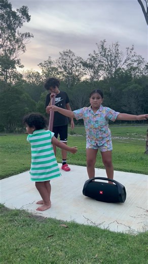 399K views · 21K reactions | I had a request to do this amazing song of Stan Walker We can feel the connection to country, my sisters wanted to dance, @stanwalker you are amazing love this song! You know what to do peoples let’s tag @stanwalker #music #connection #aboriginal #proud #bundjalung #didgeridoo #yidiki | Bundjalung Janagan | Facebook