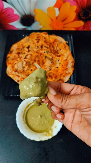कम तेल में बना कुरकुरा प्याज़ पराठा😋#recipe #cooking