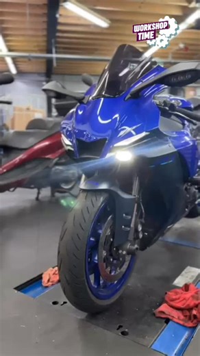 Yamaha R1 in de werkplaats voor: Groot onderhoud + remvloeistof voor en achter @motovedaede #werkplaats  #team #yamaha #R1 | MotoVeda | Facebook