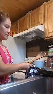 How to remove a lid from a frying pan that got stuck.