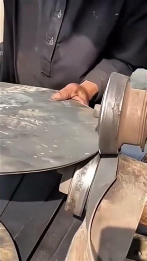 Applying a metal shearing machine to cut a circular steel plate.#shorts
