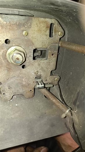 Cómo desmontar el timón de dirección de un carro