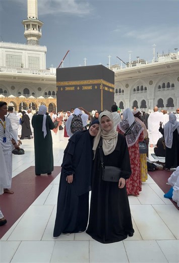 ام سيف ونانو: ضحك وإلهام في العمرة