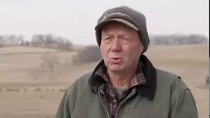 Kevin Bennett and his daughter Stacy Moltzan rely on a Vermeer BPX9010 bale processor to care for their beef cattle — from feeding to bedding. Learn more about their family operation: https://bit.ly/3IluwRl | Vermeer Agriculture