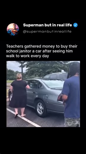 People Being Superman on Instagram: "日本利用压电瓷砖将脚步转化为电能。这些 瓷砖捕捉来自你脚步的动能。当你行走时，你的重量和动作会对 瓷砖产生压力。瓷砖会轻微弯曲，从而产生机械应力。瓷砖 内部的压电材料将这种应力转化为电能。每一步都会产生少量电荷，而数百万步结合在一起就 能产生足够的电力来驱动LED灯、数字显示屏和传感器。在像涩谷车站这样繁忙的地方，每天大约有240万个脚步为这一系统作出贡献。这些电能可以被储存或立即使用，从而减少对传统 电力来源的依赖，并支持可持续的城市基础设施。这种方法将日常运动转化为实用的可再生能源＃日本＃知识#事实"