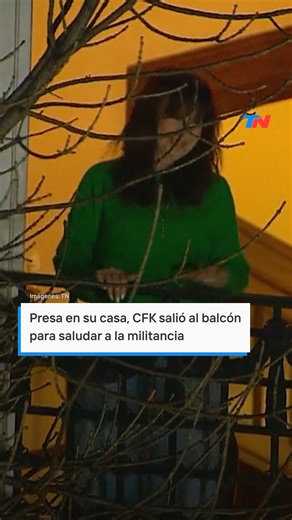 Presa en su casa, CFK salió al balcón para saludar a la militancia La expresidenta ya tiene puesta la tobillera electrónica: la Justicia aclaró que puede salir al balcón durante su prisión domiciliaria siempre y cuando no altere la tranquilidad de sus vecinos. | TN Todo Noticias