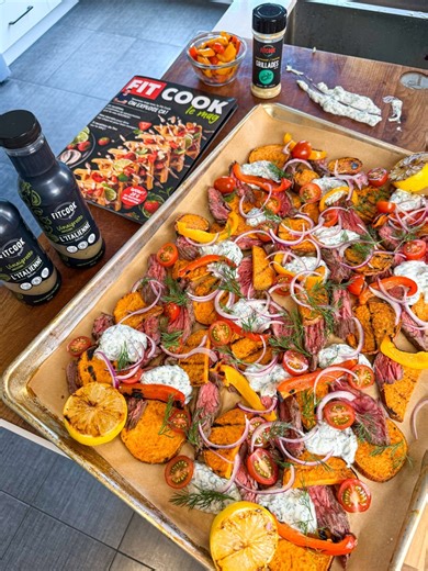 LA PLAQUE ULTIME 🥩🍠L’une des recettes de mon magazine FITCOOK, Le Mag 📚J’ai préparé ma plaque avec de la bavette et des patates douces, c’était décadent 🔥 J’ai utilisé mon vaporisateur d’huile de caméline, mes épices à grillades et ma vinaigrette italienne FitCook Foodz pour ma recette 😎Laisse-moi savoir ta recette préférée du magazine 👇Bon appétit😁 #lefitcook | Le Fit Cook