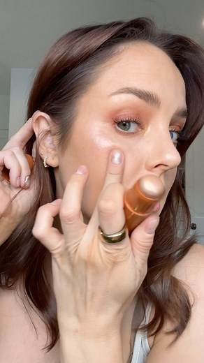 Chloe Morello on Instagram: "Playing with some new stuff that arrived! Thanks for sending @buxomcosmetics  It’s the ‘summer babe’ all over bronze palette, sunlit glowstick & plumping lip oil! The formula of the powders in the palette and the glow stick are my fav. The lip oil is fun but not the best lip oil experience - I feel the little shimmers and it’s a grainy texture to me! Still looks divine tho. #buxombabe #buxomcosmetics #bronzemakeup #summermakeup"