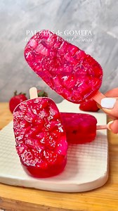 🍓PALETAS de GOMITA! Riquísimas y Súper Fáciles! Con sólo 2 ingredientes, el snack o postre perfecto! Casi no tienen calorías y las podes disfrutar cuando quieras!😍🤩 Sin Azúcar, muy Bajas en Hidratos, Keto e ideales para cualquier dieta!💪🏻Guarda la receta y seguime @pulicocina 💕 Si no tenés moldes de helados/paletas usá vasitos plásticos!👌🏻Podés hacerlas de distintos sabores variando las frutas!🫐🍒🥝 y hacerlas Veganas usando gelatinas a base de agar-agar!🌱•📝 INGREDIENTES:☆ 1 sobre (25