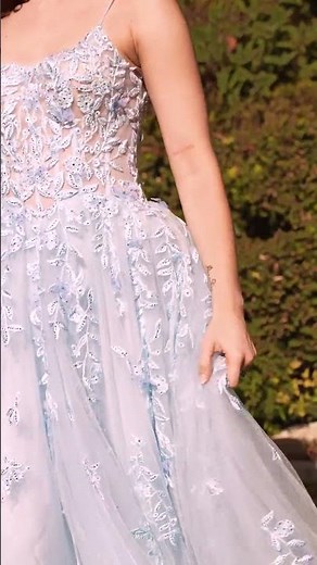 Vestido de fiesta largo con cuerpo bordado y falda de tul en azul cielo