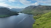 Vue aérienne imprenable sur l’eau de Crummock en direction du lac...