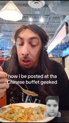 @mrfentmen on Instagram: "压电瓷砖是一种能够将机械能转化为电能的设备。它的工作原理是基于压电效应，即某些材料在受到机械应力时会产生电荷。 这些瓷砖可以被用于人行道、地板或道路中，以收集人们行走或车辆行驶时产生的能量。这种能量可以被储存起来，用于驱动低功率设备，如LED灯、传感器或数字显示屏。 压电瓷砖在人流量大的地区尤其有用，例如火车站、购物中心或体育场馆。这些地区通常有大量的人流，可以产生大量的能量。 以下是压电瓷砖的工作原理： 1. 当人们行走在瓷砖上时，他们的体重和动作会对瓷砖产生机械应力。 2. 瓷砖内部的压电材料会将这种机械应力转化为电能。 3. 产生的电能可以被储存起来或立即使用。 压电瓷砖是一种可持续的能源解决方案，可以减少对传统能源的依赖，并为城市基础设施提供新的收入来源。 希望这有帮助！ 需要我提供更多信息吗？ #dstaxk #cringe #meme #explorepage #sigma #fypp #brainrot #fyp #foryou #foryoupage #underground #undergroundrap #nett