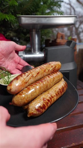 Zutaten: Anzeige ! \t•\t700 g Schweinenuss \t•\t300 g Schweinebauch \t•\t2 Zwiebeln \t•\t4 Knoblauchzehen (auf 1 kg Wurstmasse) \t•\t3 EL gekörnter Senf \t•\t20 g Salz \t•\t5 g schwarzer Pfeffer \t•\t3 g Muskatnuss \t•\t2 g Majoran \t•\t3 g Paprikapulver, geräuchert \t•\tNaturdarm, ca. 2 M Werbung ! Mit dem Code Roman15 könnt ihr 15% sparen auf den Fw 706 von Graef Professionelle Ergebnisse dank Vorschneider Hohe Förderleistung (Durchlaufmenge: 1.500 g/min - 2.600 g/min) Leistungsstarker 800 Wat