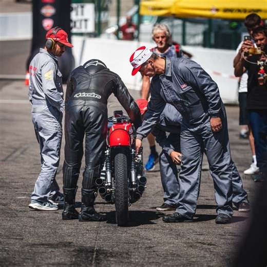 RC 174 (1967) Engine: four stroke in line 6 DOHC 4 valve Gear train Dis placement : 297cc Max.power: over 65PS / 17.000rpm Weight : 118kg #hondaracing #RC174 #spiritofspeed #CircuitSpaFrancorchamps #hondacollectionhall #honda #HondaRacingGlobal #350class #bikersfestival #fimheritage | Julien Charnolé