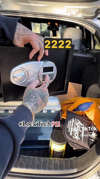 How to change your combination on @Amazon basic safe. #safespecialist #safecracker #locksmith #LockTech911 #lockst4r #locksmithspecialist #howtotiktok #howtochangecode #howtochangecombination #diy #fyp