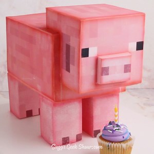 ✖ NEW ✖ SO many of you Sugar Geeks have asked me to do a Minecraft cake, and it's finally here! ⭐ ⁠ ⁠ I'm obsessed with this cute little piggy and had so much fun making him! 🐷 Let me tell you, though, geometric cakes are no joke! ⁠ ⁠ All those sharp edges and exact measurements can be tricky, so I'm here to walk you through it. In this tutorial we'll go over: ⁠ 🐽 Making super sharp edges 🐽 Using templates 🐽 Creating a strong cake structure 🐽 Using edible images for decorating 🐽 Paneling s