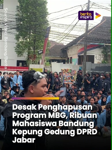 Ribuan mahasiswa dari berbagai elemen kampus di kota Bandung diantaranya BEM UNISBA,UIN Sunan Gunung Jati Bandung dan GMNI melakukan aksi di halaman gedung DPRD Jabar,Senin 15/06/2026. Mereka menuntut pemerintah untuk segera menghentikan program Makan Bergizi Gratis,Hapuskan dwifungsi TNI dan sesegera mungkin menstabilkan kondisi ekonomi. Jika tuntutan mereka tidak dipenuhi para massa aksi mengancam akan terus melakukan aksi dan tidak akan membubarkan diri. Video&Naskah:Bambang/Berita Inspira Ed