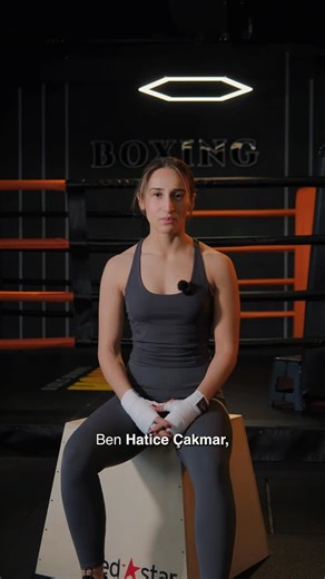 @mcatrainingstudio on Instagram: "Boks dışarıdan sert görünür. Ama işin içine girdiğinde disiplin, sabır ve karakter ister. Antrenör Hatice Çakmar, bu branşın içinden gelen bir isim. 20 yıldır ringde. Sayısız derece, Türkiye Şampiyonluğu, Avrupa 2.liği… Ama en önemlisi, boksu yaşayarak öğrenmiş bir sporcu. MCA Training Studio’da boks, sadece antrenman değil. Gerçek bir sporcudan, gerçek bir branş. #Mcatrainingstudio #bolu #boks"