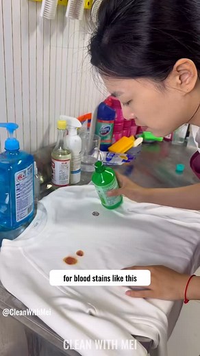 Isn’t it frustrating when your shirt collar turns yellow and refuses to come clean? 😩👔 Here’s a simple and effective method to fix it—no harsh scrubbing needed! #EasyStainRemoval #YellowedCollar #LaundryHacks #WhiteningTips #LifeHack #ClothingCare #SmartCleaning #FreshLook | Mei Johnson