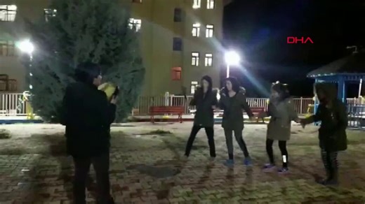 Gülistan Doku’nun kaybolmadan 10 gün önce çekilen görüntüleri yeniden ortaya çıktı.Kaldığı yurdun önünde arkadaşlarıyla birlikte def eşliğinde şarkı söyleyip halay çektiği anlar kameraya yansıdı.