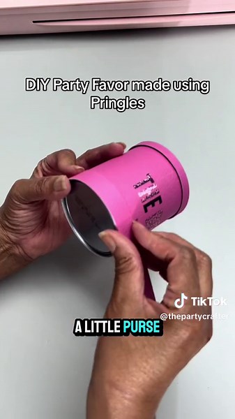 Easy DIY Pringle Purse Craft! #EasyCrafts #DIYIdeas #PaperCrafts #DIYStuff #CraftTips