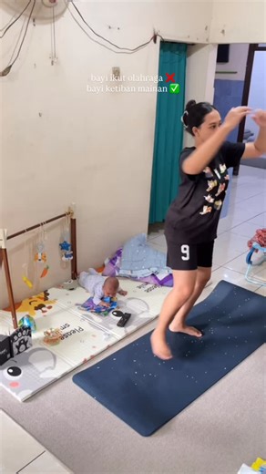 Tahta alfina on Instagram: "kasian tapi lucu 🤣🤣🤣 bocahnya anteng aja ngga nangis sama sekali 🫶🏻 makasi naraku sayang anteng temenin mama senam walapun sempet ketiban gantungan mainanmu ituu 🫣 —— 🔗 di bio profile Gantungan kayu Montessori no. 130 Interactive book - Boo! no. 132 Playmat baby no. 87 Matras senam no. 125 Karpet anti slip minimalis no. 133 #parentlife #parenting #baby #olahraga #workout"