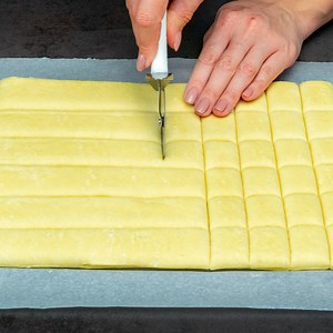 Forget all the recipes! This is the most delicious appetizer I've ever eaten! Ingredients: puff pastry: 400 g (14 oz) tomato paste: 150 g (5.3 oz) salt: 5 g (0.2 oz) olive oil: 20 ml (0.7 fl oz) oregano: 7 g (0.2 oz) parmesan: 100 g (3.5 oz) cheese: 200 g (7.1 oz) puff pastry: 400 g (14 oz) salami: 150 g (5.3 oz) eggs: 1 pc poppy seeds: 20 g (0.7 oz) white sesame seeds: 20 g (0.7 oz) milk: 100 ml (3.4 fl oz) | Appetizing.tv